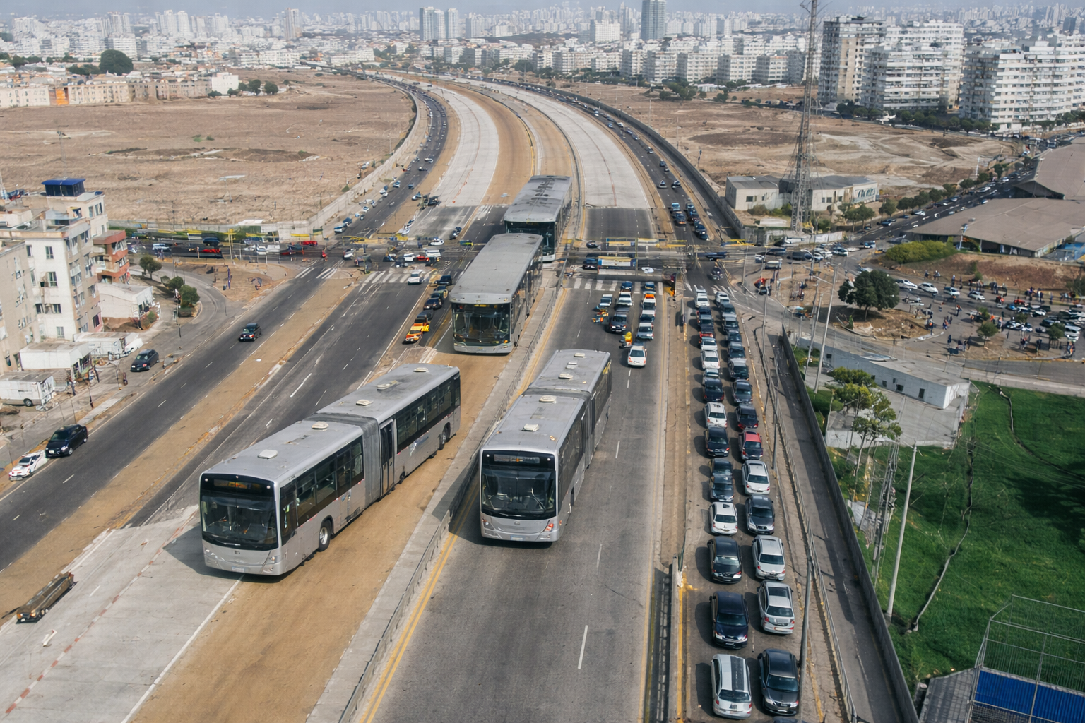 Recreación referencial de la Vía Expresa Sur con buses del Metropolitano y estación en el carril central. Aunque autoridades han señalado que este espacio podría destinarse al transporte masivo, hasta la fecha no existe ningún proyecto ni avance concreto para su implementación.
