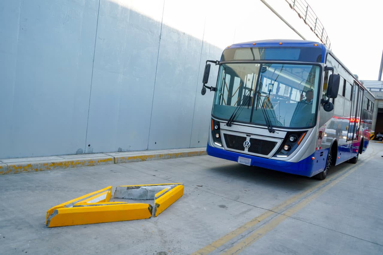 La ATU prueba dispositivo para impedir ingreso de taxis colectivos al carril de los corredores para mejorar velocidad y seguridad.
