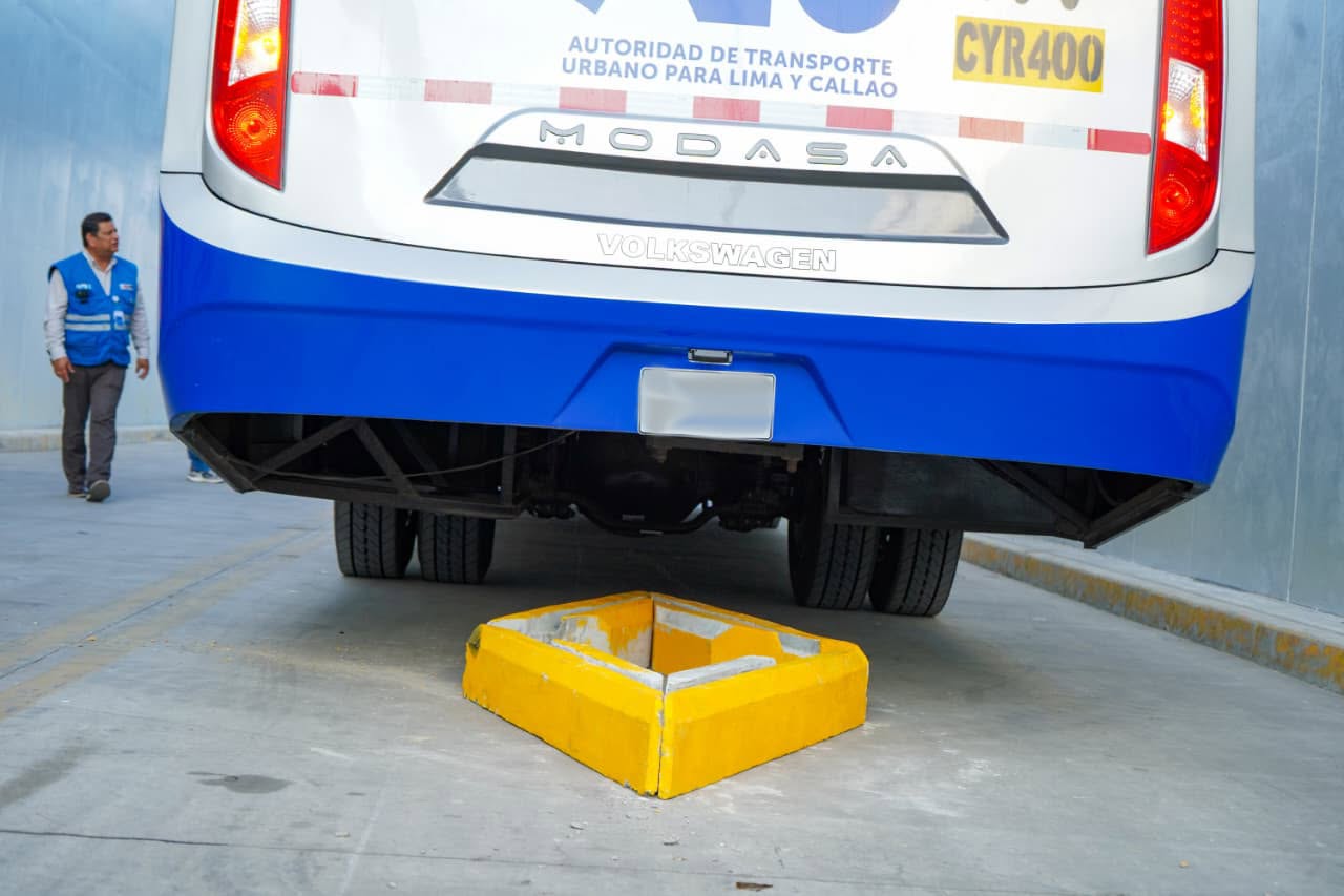 La ATU prueba dispositivo para impedir ingreso de taxis colectivos al carril de los corredores para mejorar velocidad y seguridad.