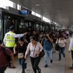Conoce qué hacer si ocurre un sismo en Lima mientras viajas en transporte público, según los protocolos para buses, trenes y estaciones.