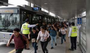 Conoce qué hacer si ocurre un sismo en Lima mientras viajas en transporte público, según los protocolos para buses, trenes y estaciones.