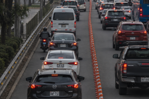 Carril exclusivo en Javier Prado genera cuestionamientos por el impacto de los separadores en la circulación y la congestión vehicular.