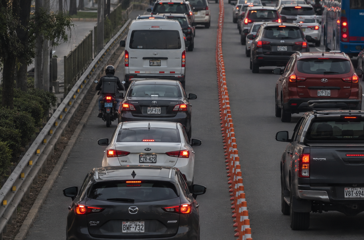 Carril exclusivo en Javier Prado genera cuestionamientos por el impacto de los separadores en la circulación y la congestión vehicular.